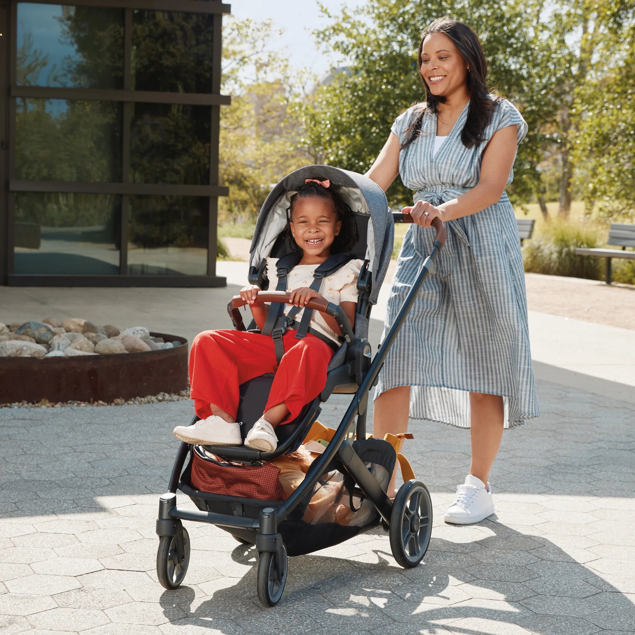 Woman pushing the Cruz V3 with a child in a park