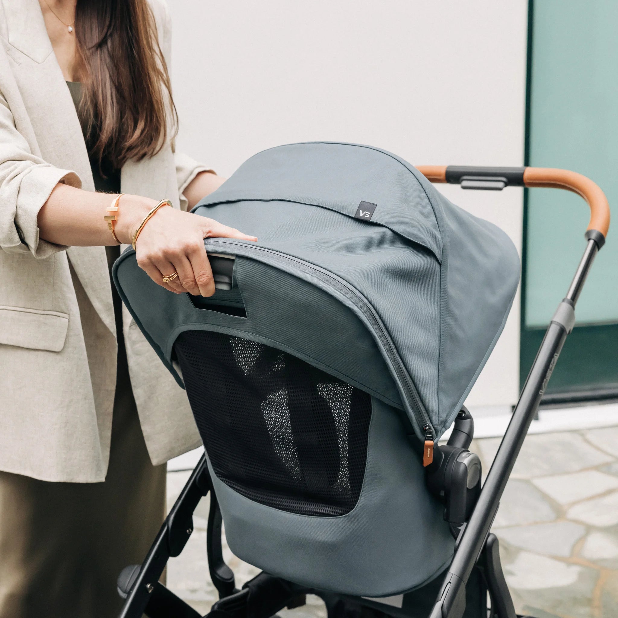Parent adjusting the recline of the toddler seat on the Vista pram.